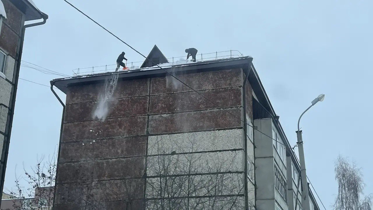 В Калининском округе продолжаются работы по очистке крыш от снега и наледи