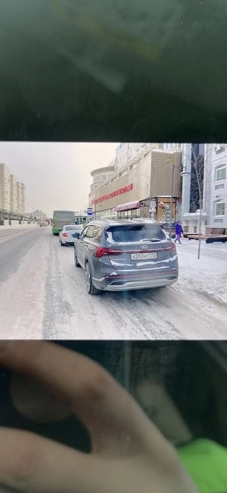 Этим тюменцам никакие правила ПДД не писаны! Зато их автомобили отлично помещаются на эвакуатор Этим тюменцам никакие правила ПДД не писаны! Зато их автомобили отлично помещаются на эвакуатор