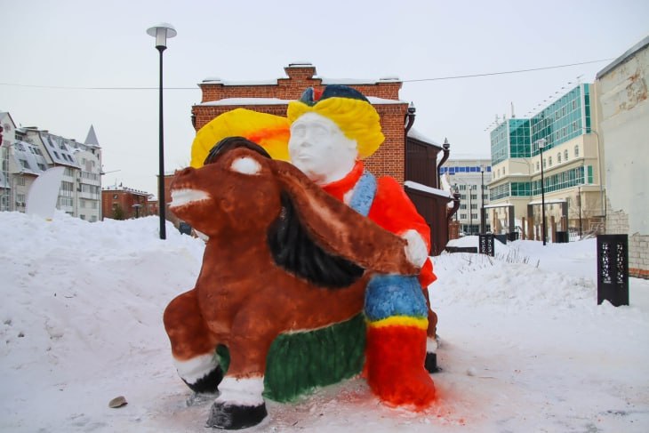 Снежную композицию Конька-горбунка и Иванушки создал мастер Анатолий Бархатов на территории центра эстетического воспитания «В доме Буркова»