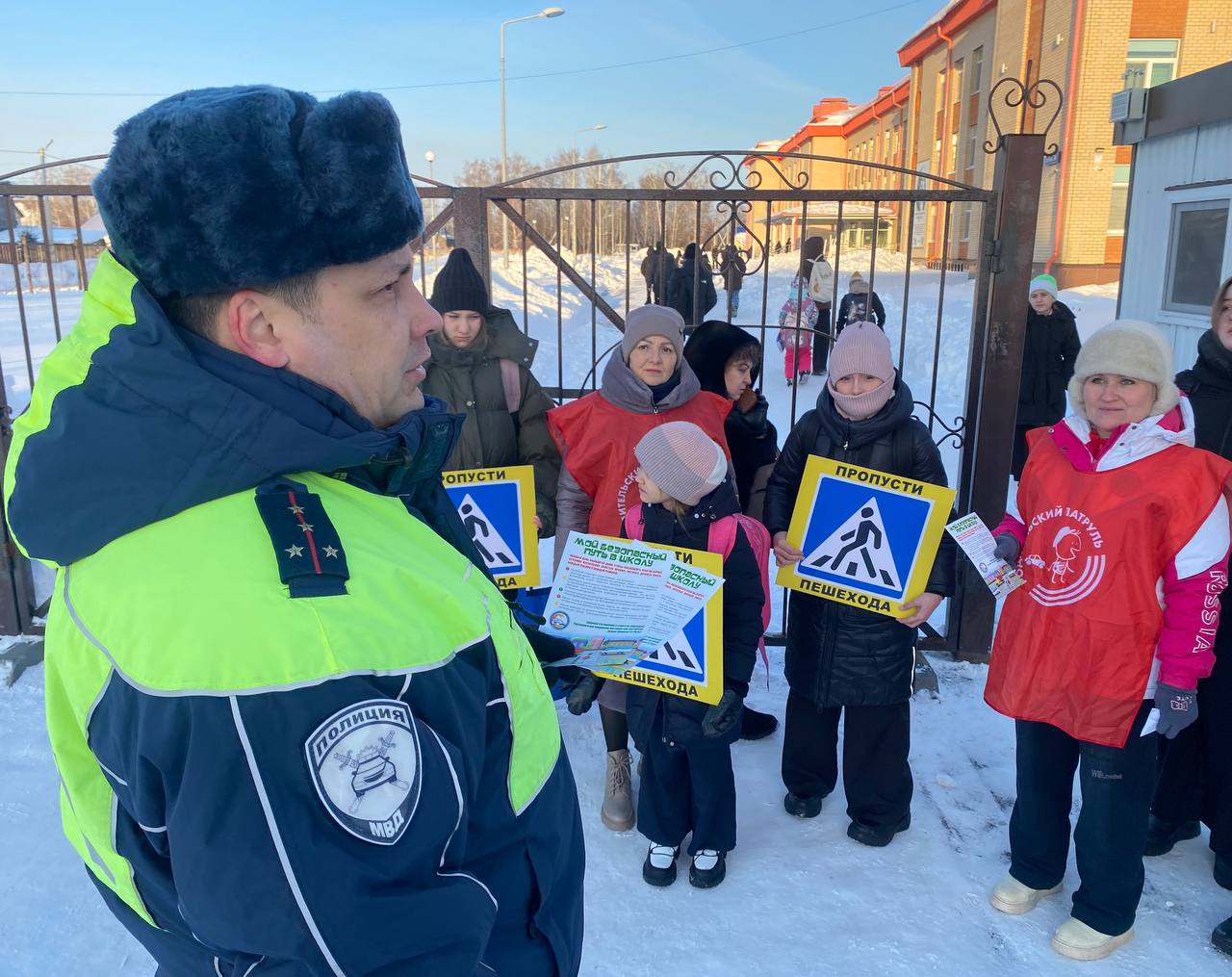 В Тюменской области сегодня проходит массовый рейд «Безопасный путь в школу», сотрудники Госавтоинспекции несут службу на пешеходных переходах у школ, обеспечивая безопасность школьников