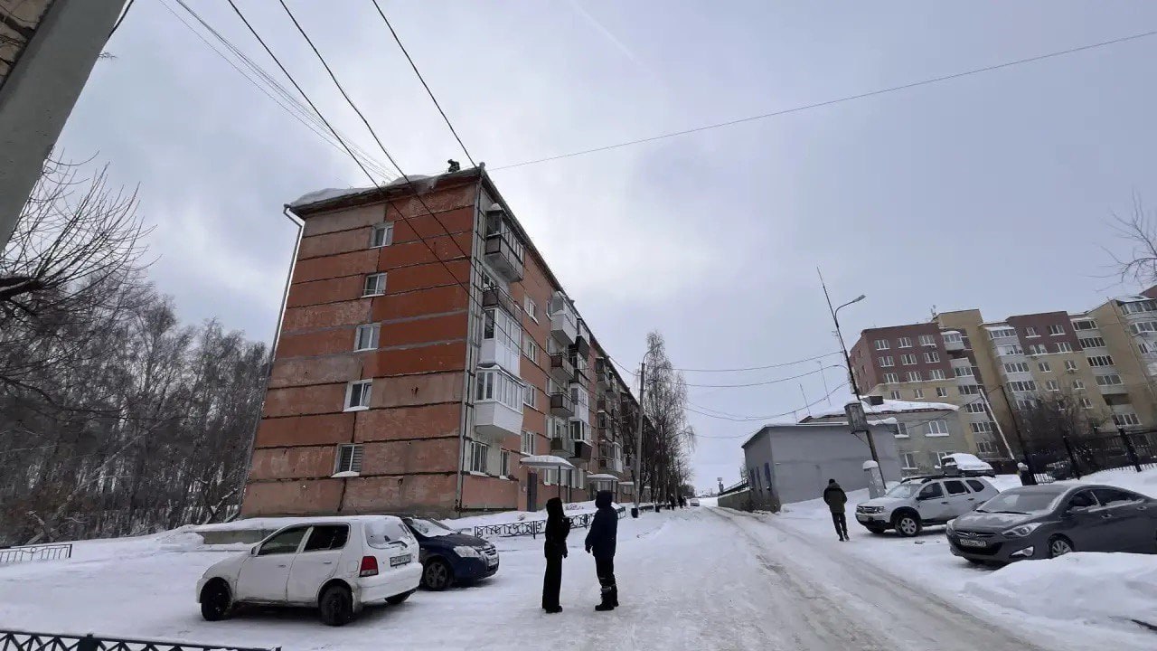 В Калининском округе продолжаются работы по очистке крыш от снега и наледи В Калининском округе продолжаются работы по очистке крыш от снега и наледи