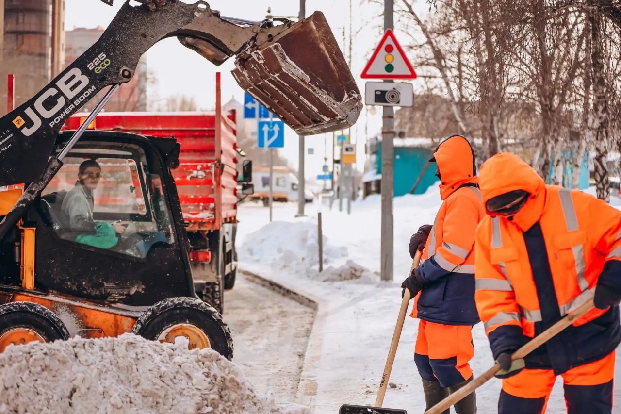 Они приводят Тюмень в порядок после снегопадов Они приводят Тюмень в порядок после снегопадов