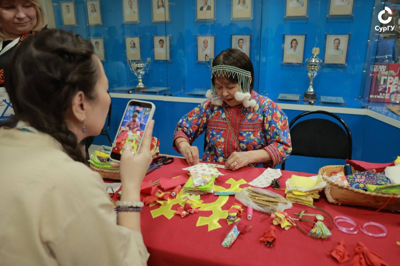 В Ханты-Мансийском автономном округе – Югре, на базе Сургутского государственного университета прошел IV Всероссийский съезд преподавателей родного языка и литературы коренных малочисленных народов Севера, Сибири и Дальнего... В Ханты-Мансийском автономном округе – Югре, на базе Сургутского государственного университета прошел IV Всероссийский съезд преподавателей родного языка и литературы коренных малочисленных народов Севера, Сибири и Дальнего...