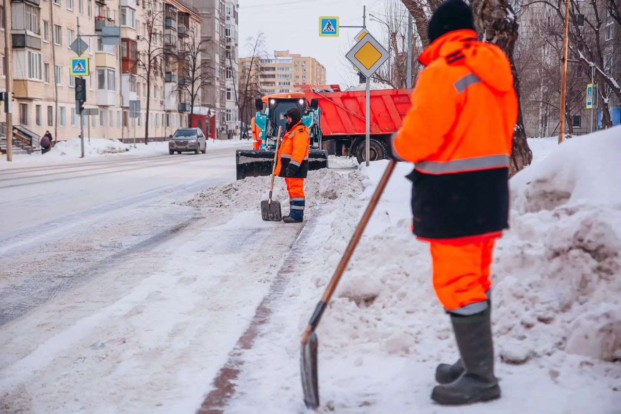 Они приводят Тюмень в порядок после снегопадов Они приводят Тюмень в порядок после снегопадов