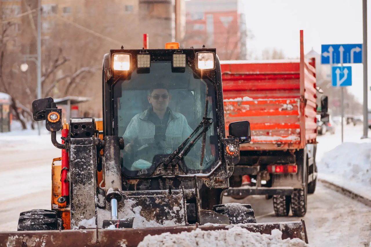 Они приводят Тюмень в порядок после снегопадов Они приводят Тюмень в порядок после снегопадов