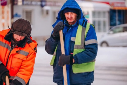 Они приводят Тюмень в порядок после снегопадов