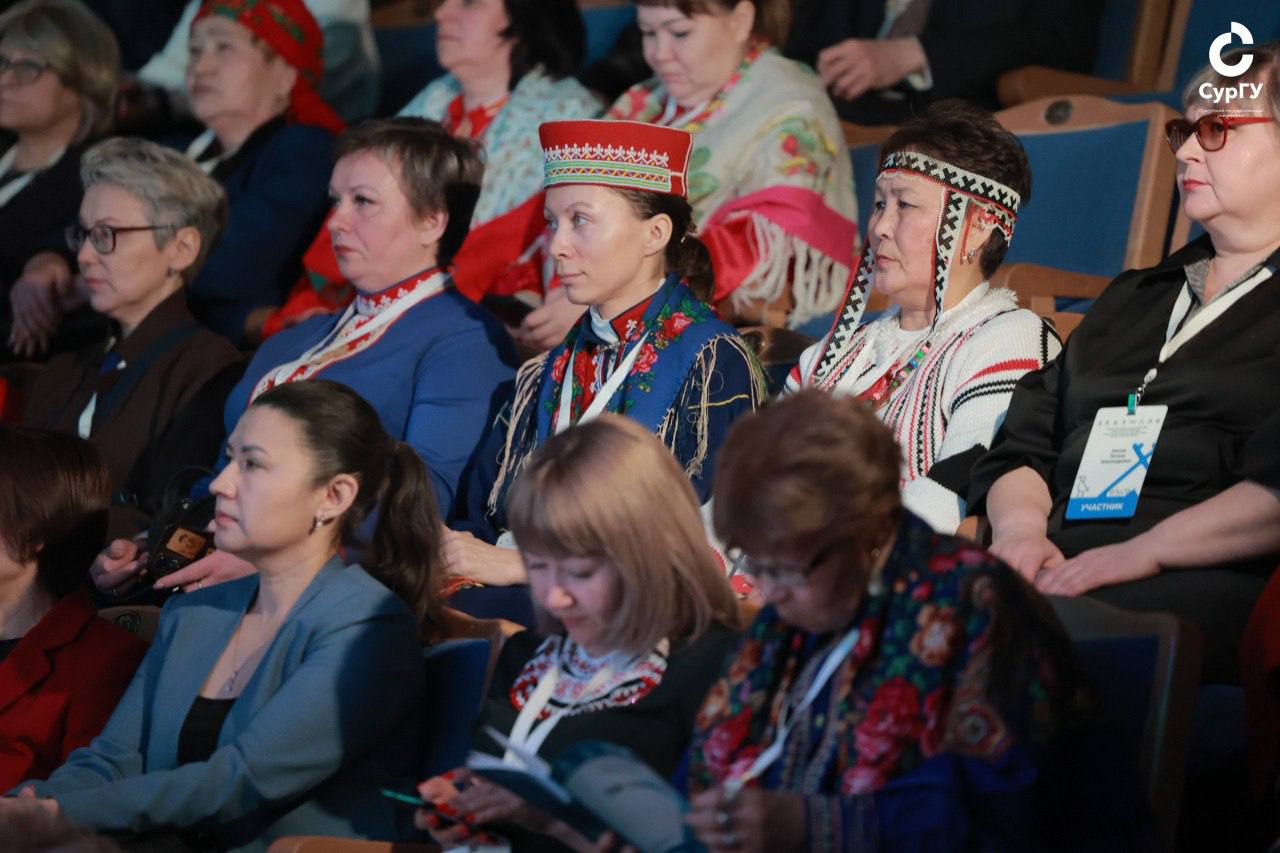 В Ханты-Мансийском автономном округе – Югре, на базе Сургутского государственного университета прошел IV Всероссийский съезд преподавателей родного языка и литературы коренных малочисленных народов Севера, Сибири и Дальнего... В Ханты-Мансийском автономном округе – Югре, на базе Сургутского государственного университета прошел IV Всероссийский съезд преподавателей родного языка и литературы коренных малочисленных народов Севера, Сибири и Дальнего...