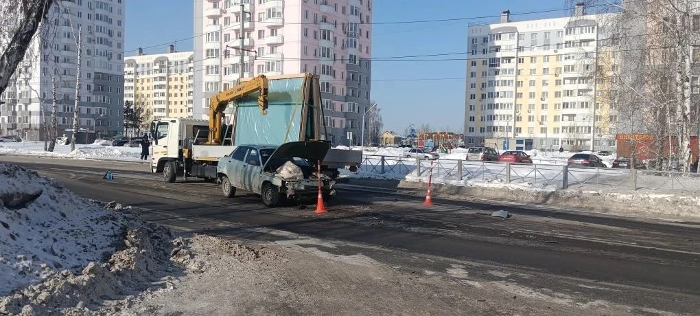 Автомобили «Чайка-Сервис», «Лада» и «Фиат» столкнулись сегодня днем на улице Беловежской д.7 в Тюмени