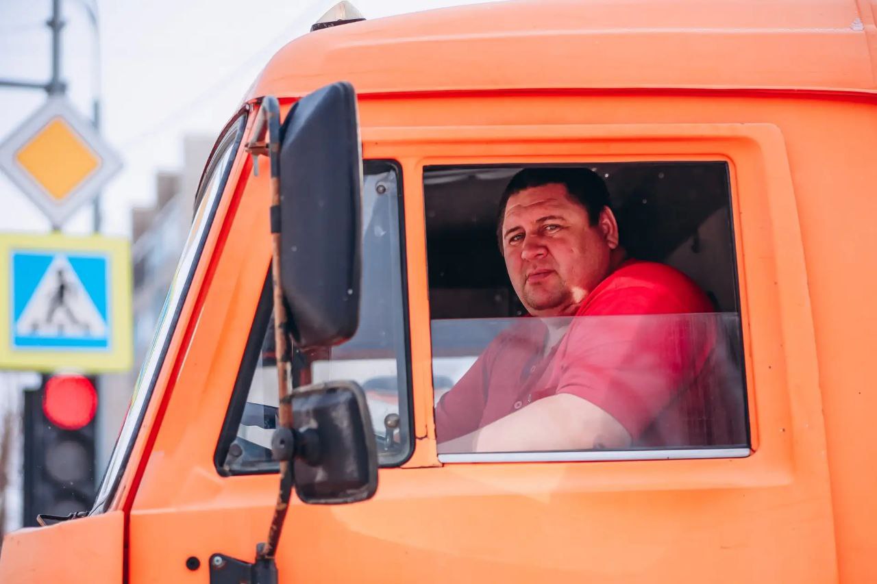 Они приводят Тюмень в порядок после снегопадов Они приводят Тюмень в порядок после снегопадов