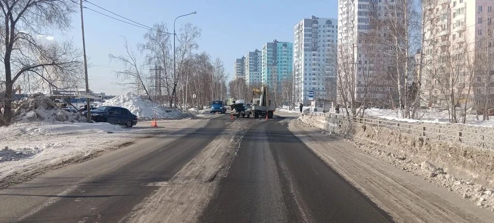 Автомобили «Чайка-Сервис», «Лада» и «Фиат» столкнулись сегодня днем на улице Беловежской д.7 в Тюмени Автомобили «Чайка-Сервис», «Лада» и «Фиат» столкнулись сегодня днем на улице Беловежской д.7 в Тюмени