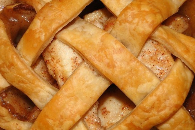 Вкусный и простой яблочный пирог на сковороде