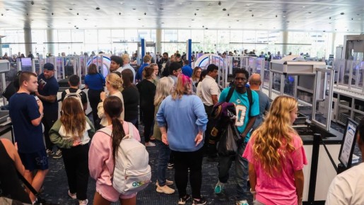 Валентин Богданов: Сделаем Америку снова одетой! Международный аэропорт Тампы (TPA) в очередной раз разыграл своих пассажиров и подписчиков в соцсетях