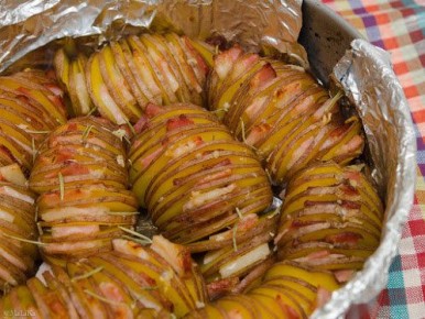 Ароматная картошка-гармошка с беконом, которая покорит всех
