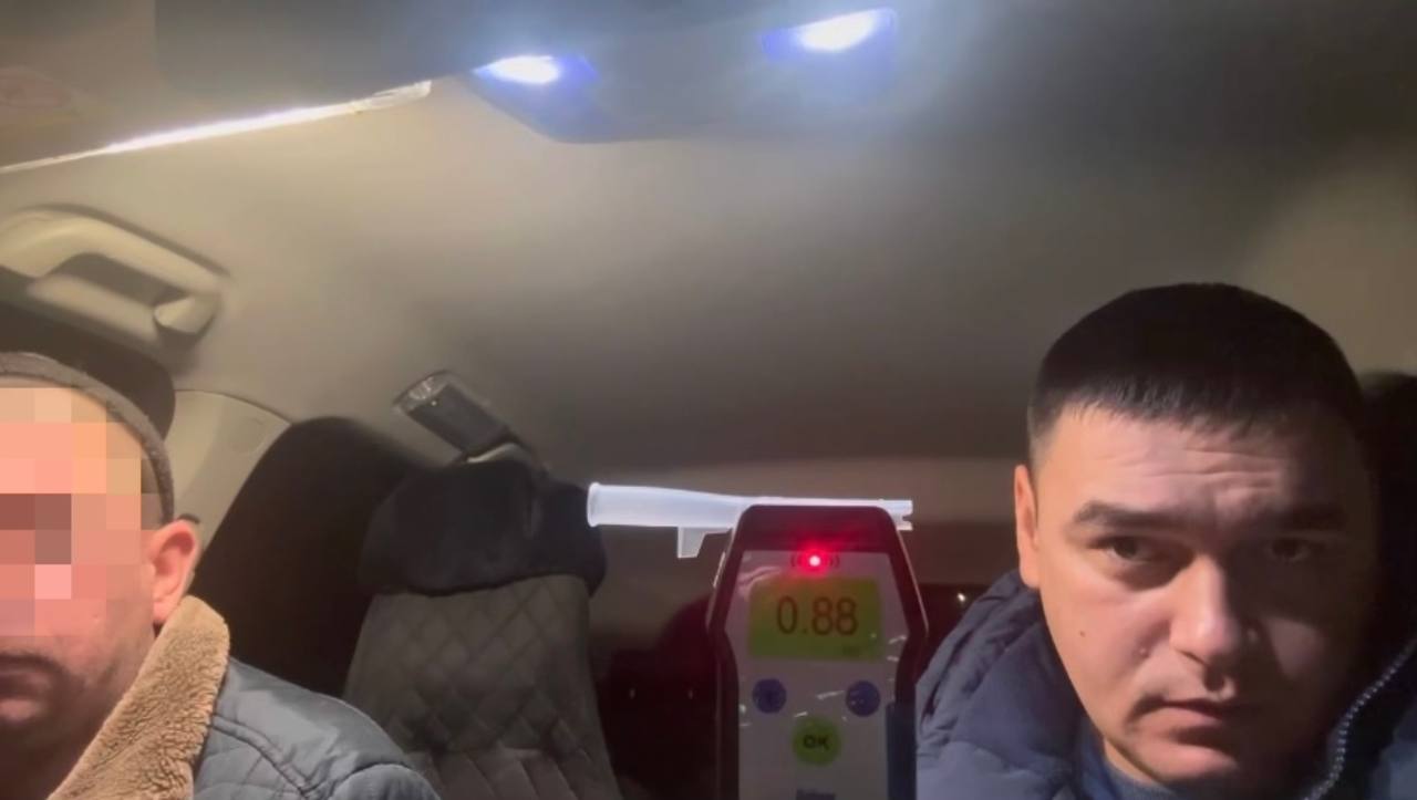 Пьяный "бесправник" отстранен от участия в движении в селе Суерка в Упоровском округе инспекторами спецвсзвода полка ДПС Госавтоинспекции Пьяный "бесправник" отстранен от участия в движении в селе Суерка в Упоровском округе инспекторами спецвсзвода полка ДПС Госавтоинспекции