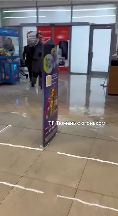 В тюменском ТРЦ случился потоп – прорвало трубу с кипятком