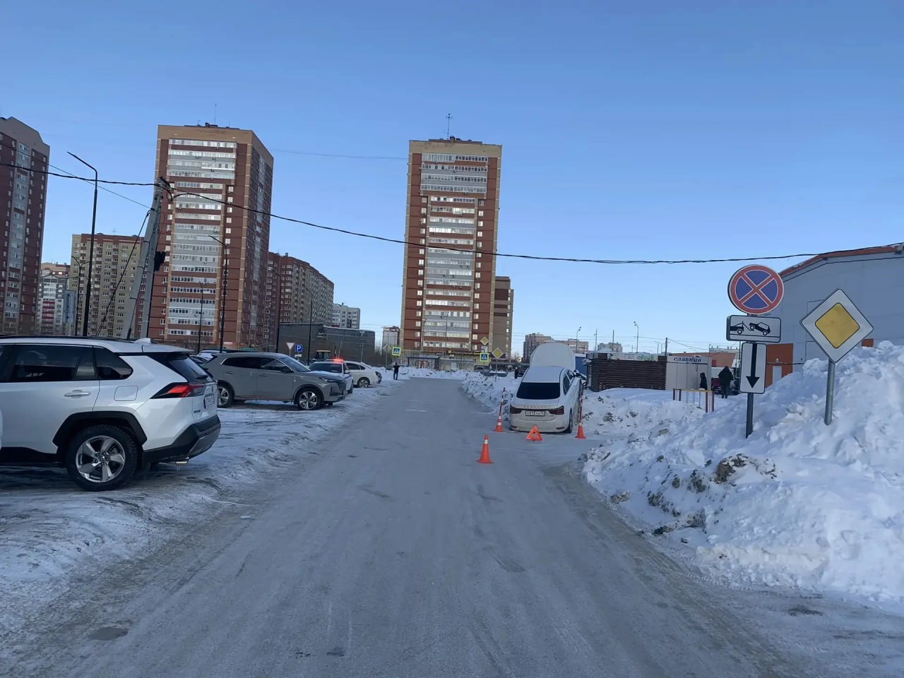 Сотрудники Госавтоинспекции выясняют обстоятельства ДТП с участием школьника в Тюмени