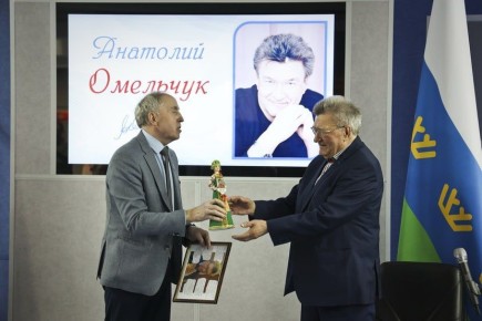 Свой 80-й день рождения Анатолий Омельчук, почётный гражданин Тюменской области, отметил в стенах регионального парламента