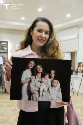 «Связанные сердцем»: в Тюмени открылась фотовыставка о женщинах, для которых главное — семья