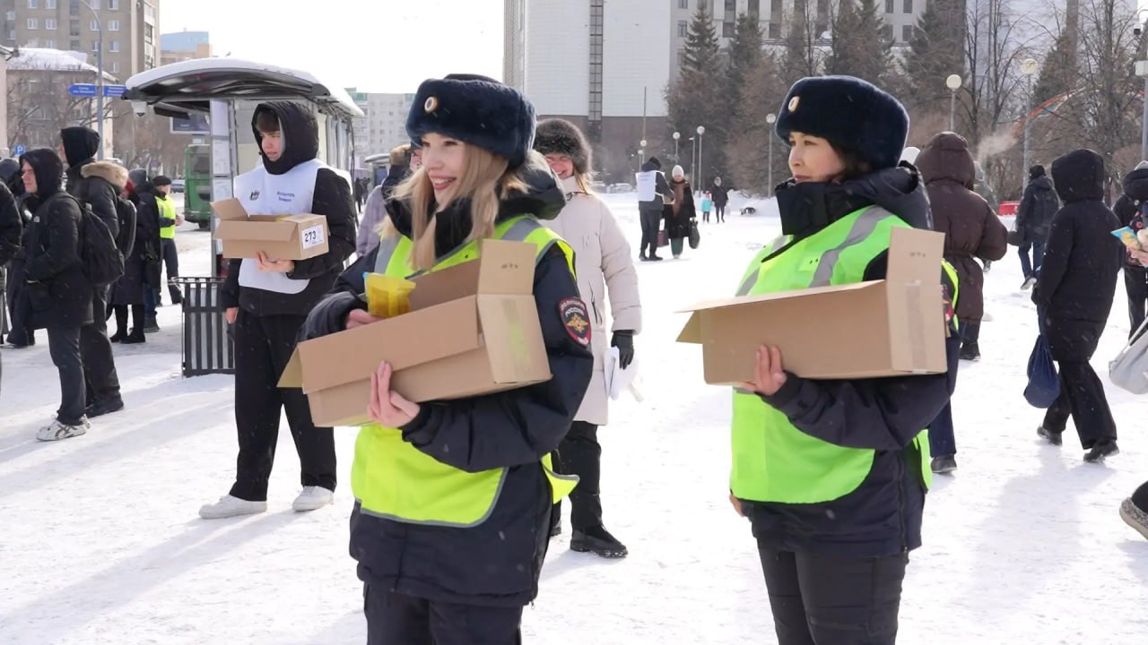 Тюменские автоинспекторы раздавали фруктовый лед водителям на дорогах: этой акцией силовики хотели напомнить тем, кто за рулем, что в марте нужно быть особенно аккуратными за рулем - гололед! Тюменские автоинспекторы раздавали фруктовый лед водителям на дорогах: этой акцией силовики хотели напомнить тем, кто за рулем, что в марте нужно быть особенно аккуратными за рулем - гололед!