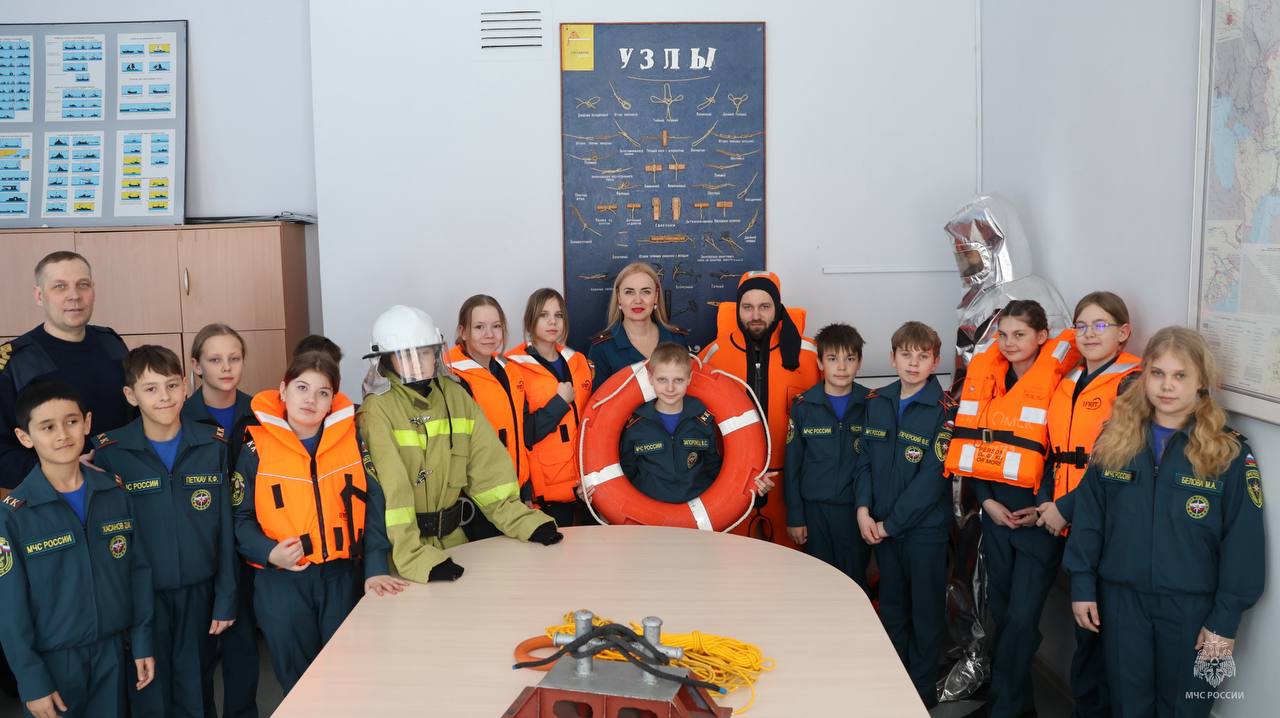 Кадеты МЧС России посетили Колледж водного транспорта