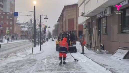 В Тюмени -16 и снег. Дорожные рабочие и спецтехника трудятся на опережение