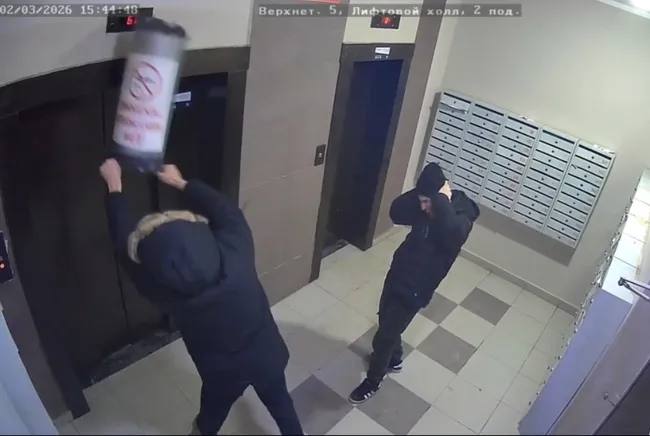 В Тюмени неизвестные разгромили подъезд и напали на жильцов