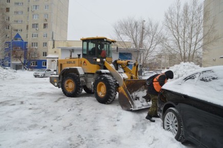 В Восточном округе продолжается расчистка межквартальных проездов