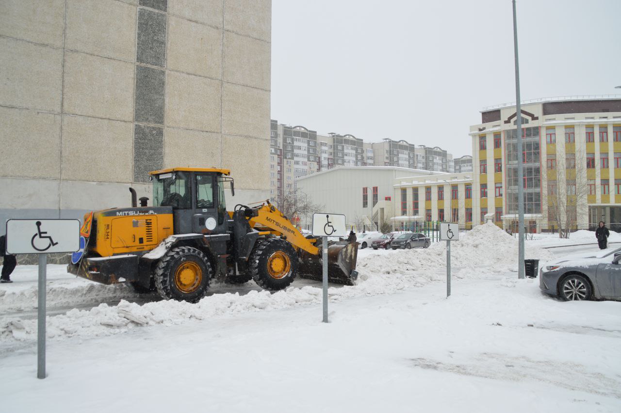 В Восточном округе продолжается расчистка межквартальных проездов В Восточном округе продолжается расчистка межквартальных проездов