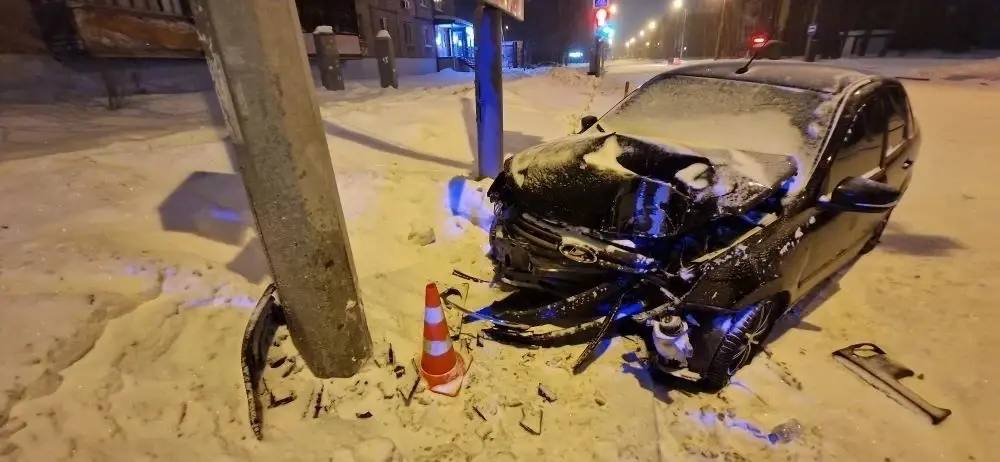 Был ли пьян? В Тюмени «Лада» влетела в столб — ранены два человека