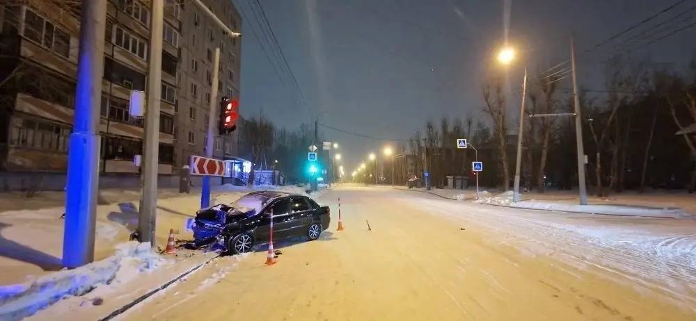 Был ли пьян? В Тюмени «Лада» влетела в столб — ранены два человека Был ли пьян? В Тюмени «Лада» влетела в столб — ранены два человека