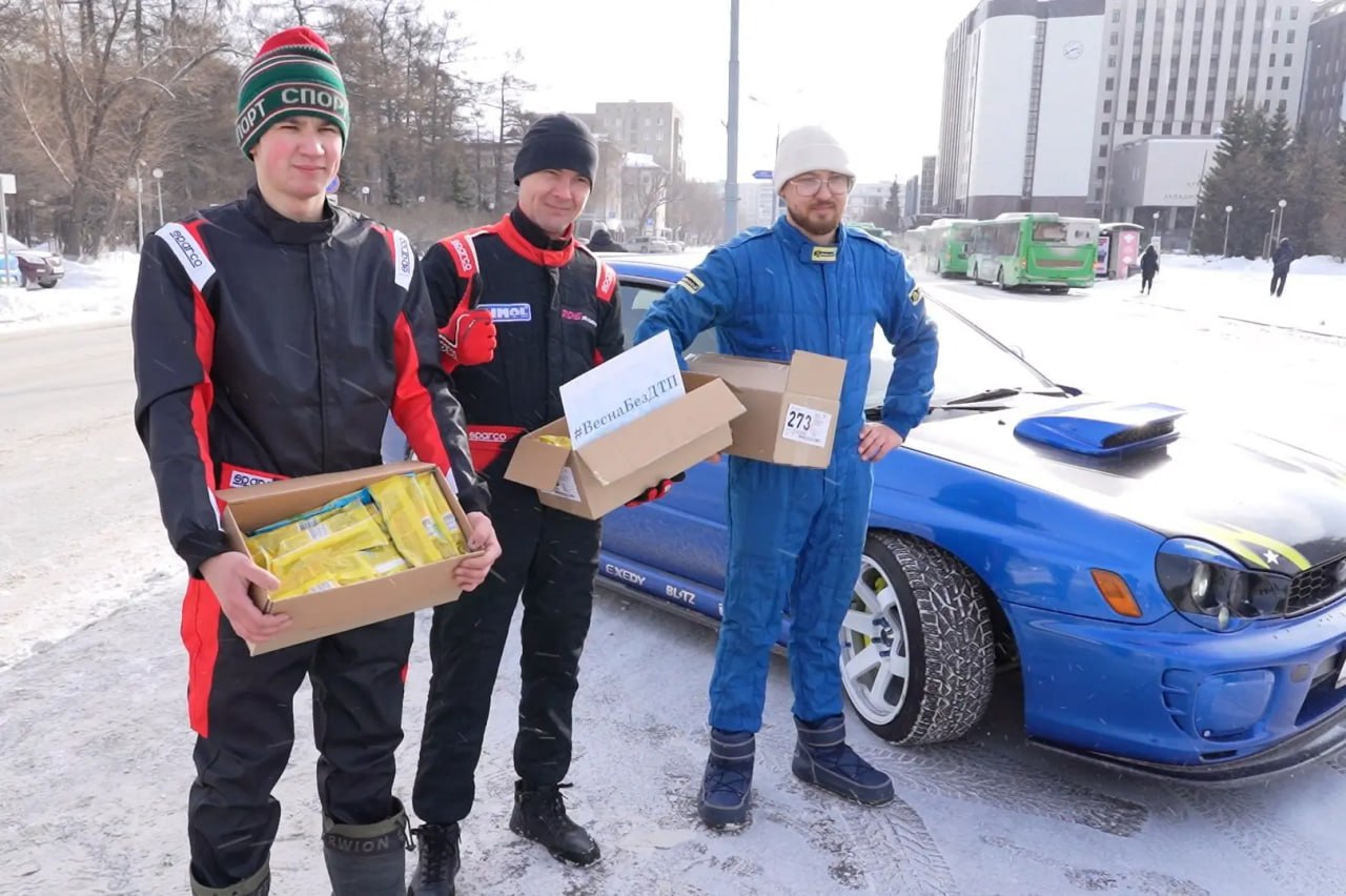 Тюменские автоинспекторы раздавали фруктовый лед водителям на дорогах: этой акцией силовики хотели напомнить тем, кто за рулем, что в марте нужно быть особенно аккуратными за рулем - гололед! Тюменские автоинспекторы раздавали фруктовый лед водителям на дорогах: этой акцией силовики хотели напомнить тем, кто за рулем, что в марте нужно быть особенно аккуратными за рулем - гололед!