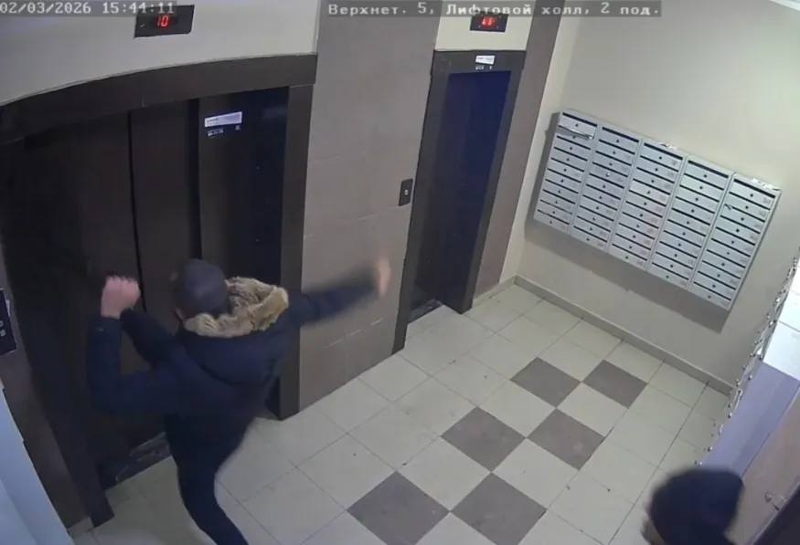 В Тюмени неизвестные разгромили подъезд и напали на жильцов В Тюмени неизвестные разгромили подъезд и напали на жильцов