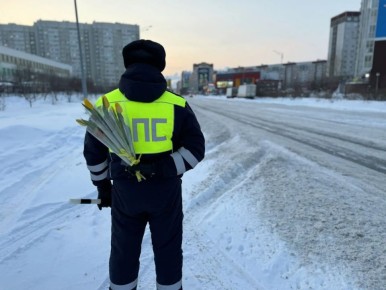 Подарок с сюрпризом: в Тюмени дамы за рулем получают цветы от автоинспекторов