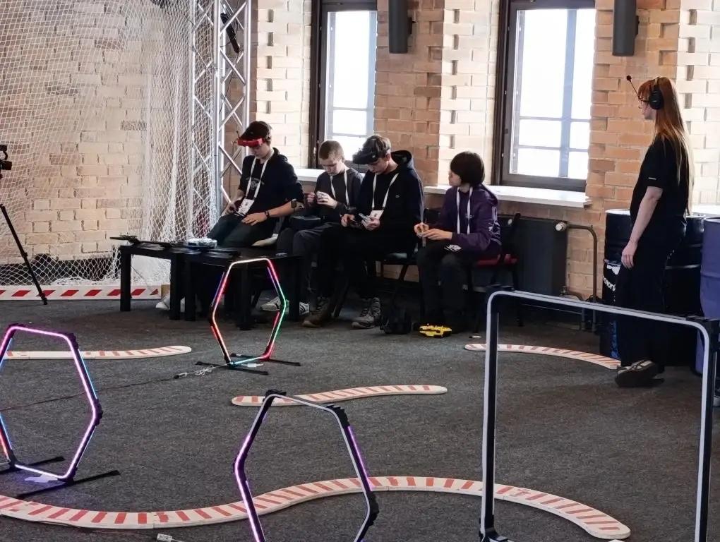 Школьники Увата обучаются управлять дронами Школьники Увата обучаются управлять дронами