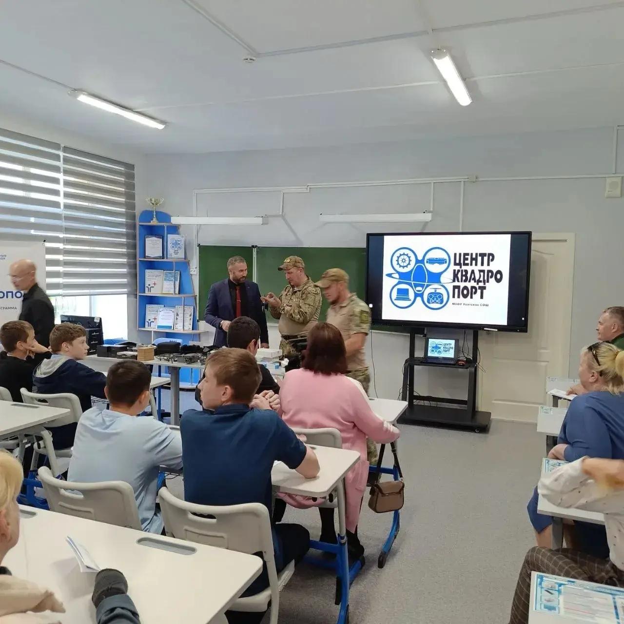 Школьники Увата обучаются управлять дронами