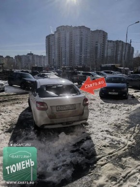 Пришла и... снесла стекло авто у тюменца...весна: горожанин придется восстанавливать свою ласточку, в которую прилетел снег с высоты