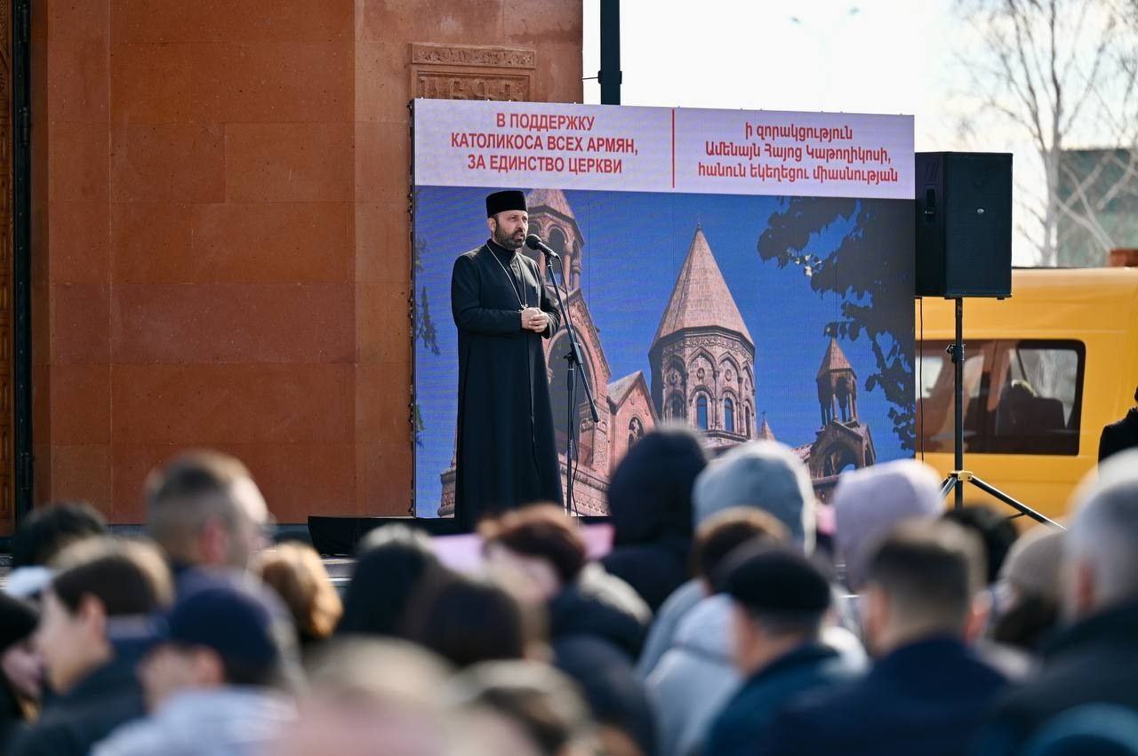 Около тысячи тюменцев вышли сегодня к Церкви Святого Месропа Маштоца Около тысячи тюменцев вышли сегодня к Церкви Святого Месропа Маштоца