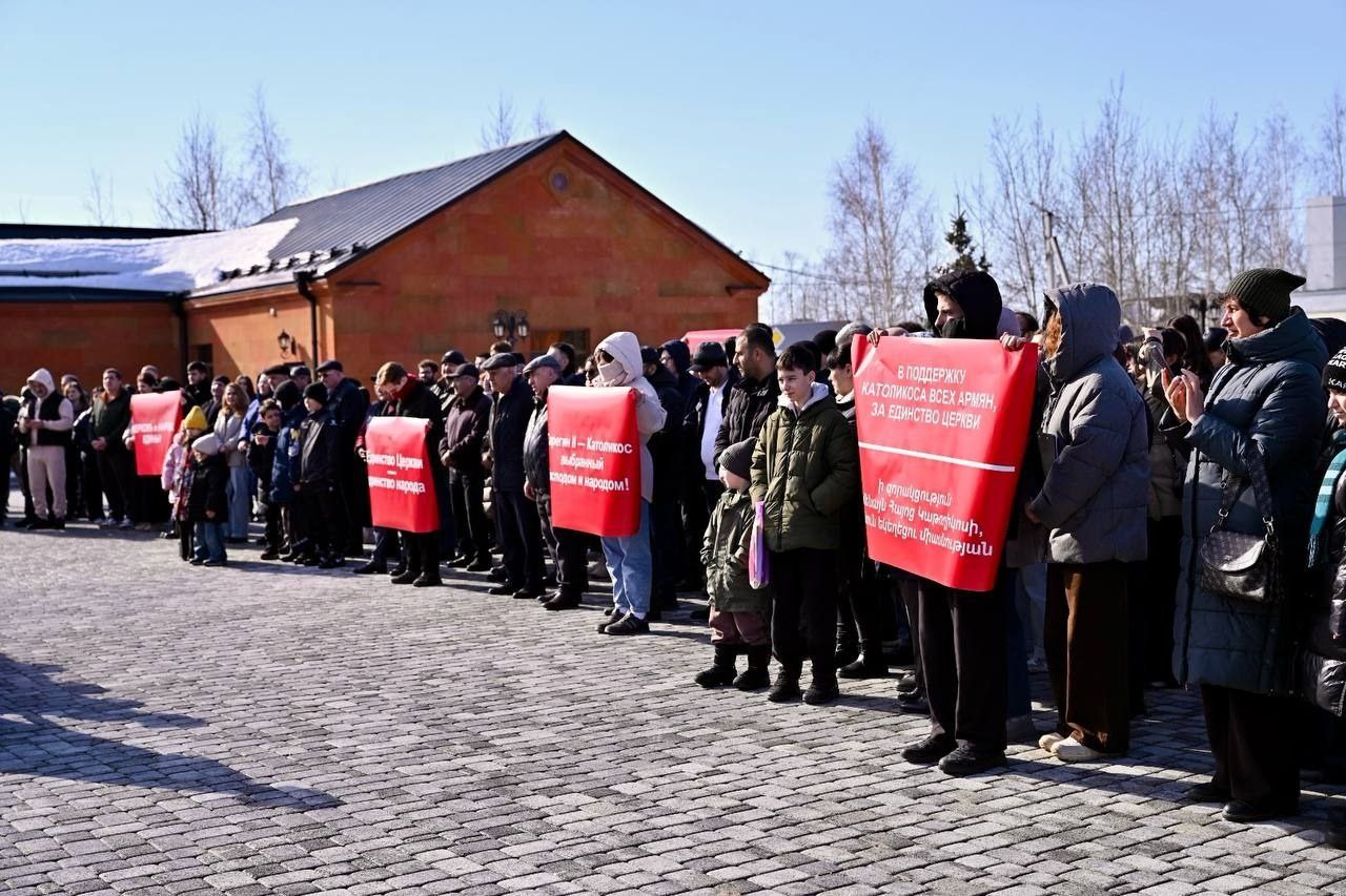 Около тысячи тюменцев вышли сегодня к Церкви Святого Месропа Маштоца