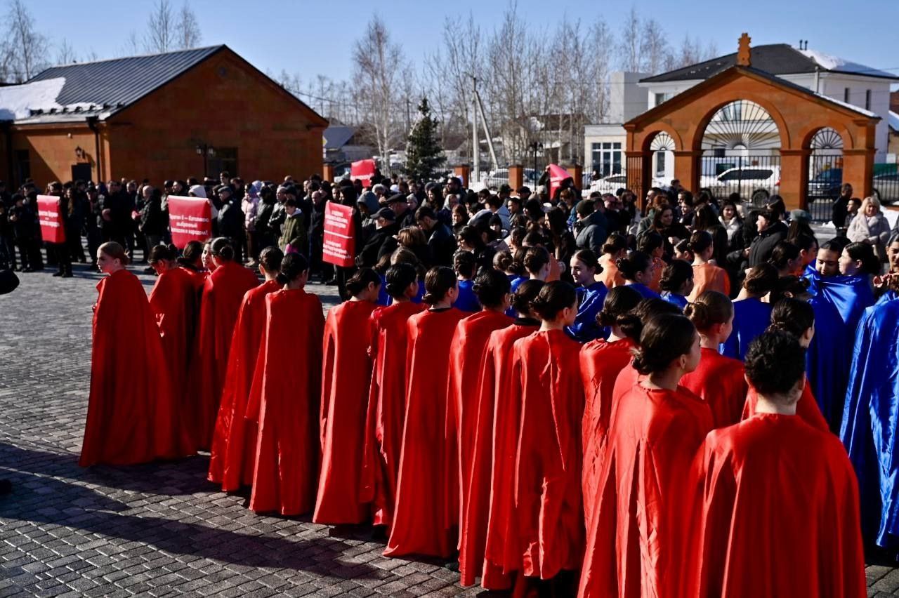 Около тысячи тюменцев вышли сегодня к Церкви Святого Месропа Маштоца Около тысячи тюменцев вышли сегодня к Церкви Святого Месропа Маштоца
