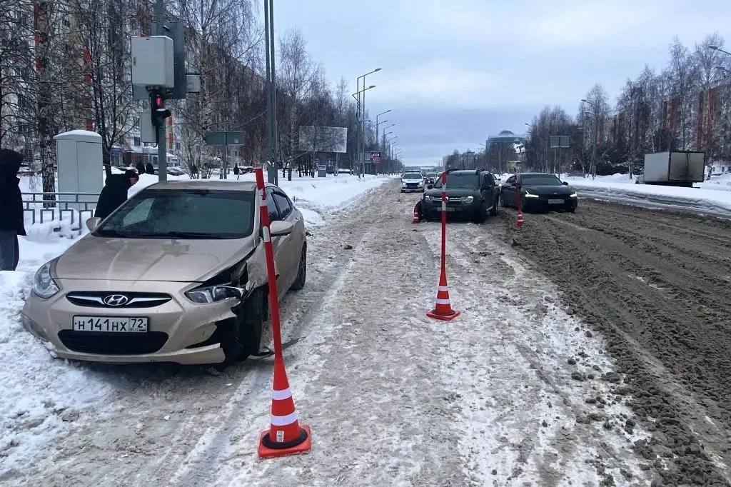 В Тобольске пострадала 9-летняя девочка из-за водителя-нарушителя В Тобольске пострадала 9-летняя девочка из-за водителя-нарушителя