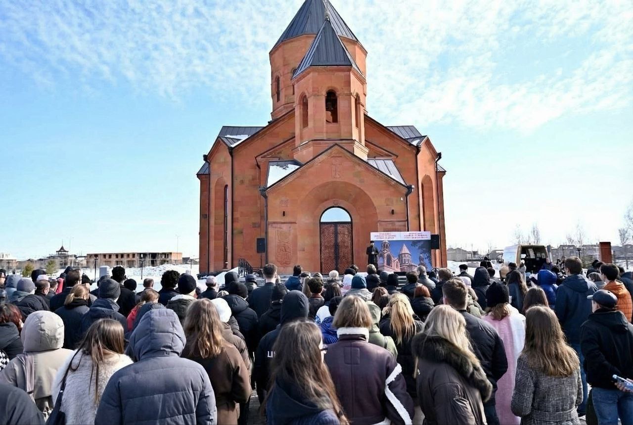 Около тысячи тюменцев вышли сегодня к Церкви Святого Месропа Маштоца Около тысячи тюменцев вышли сегодня к Церкви Святого Месропа Маштоца