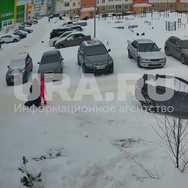 «Не кричи, тебя никто не спасет»: в Нижневартовске (ХМАО) женщина напала на восьмилетнюю девочку возле подъезда