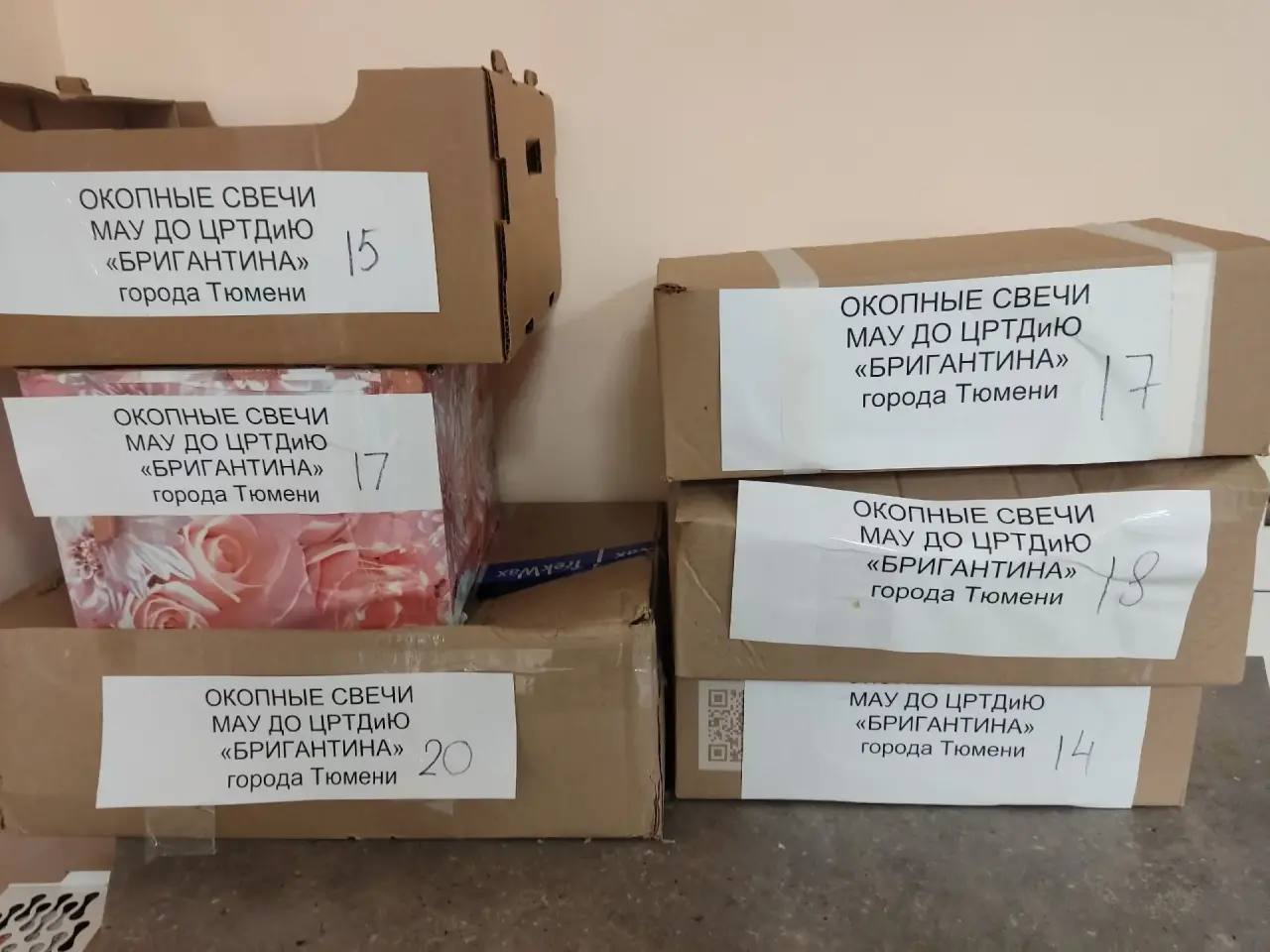 В рамках социальной гостиной изготовили более 90 окопных свечей