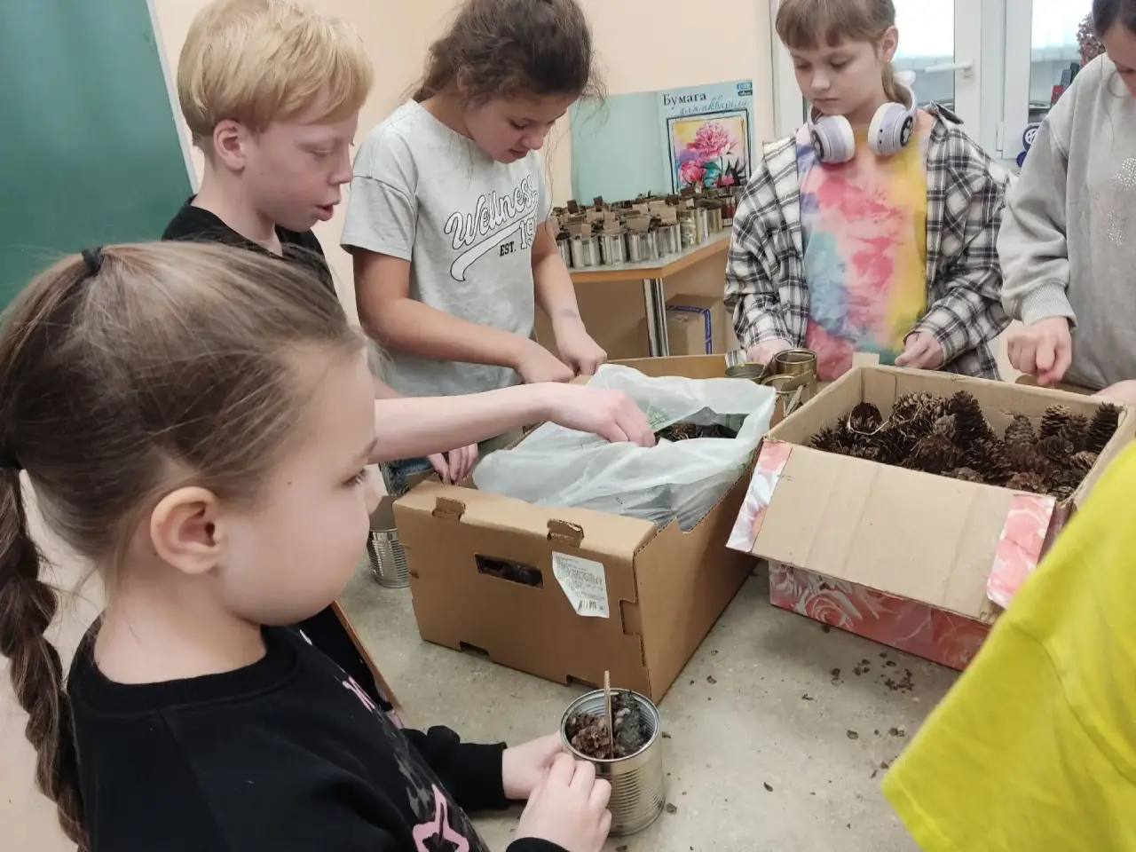 В рамках социальной гостиной изготовили более 90 окопных свечей В рамках социальной гостиной изготовили более 90 окопных свечей