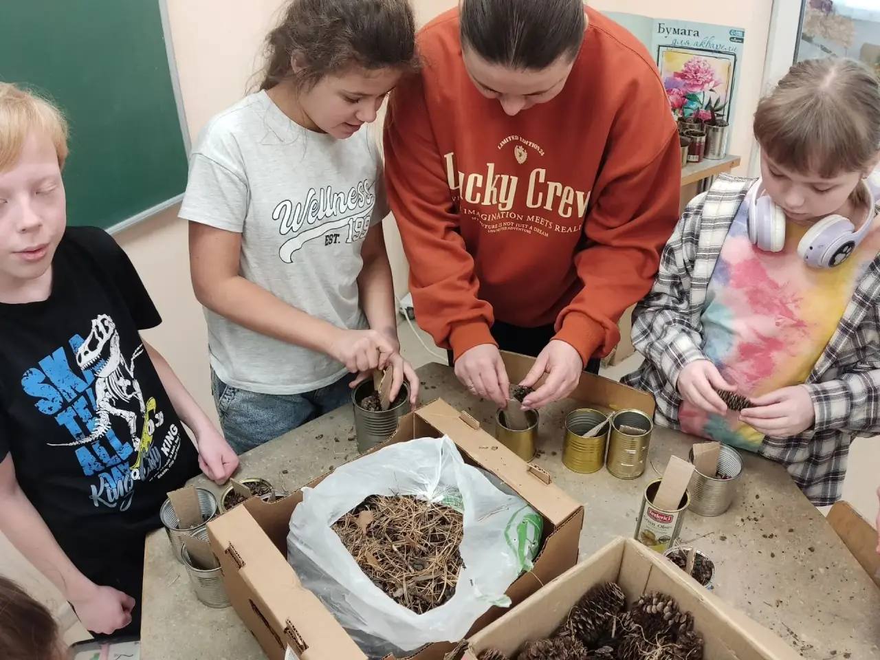 В рамках социальной гостиной изготовили более 90 окопных свечей В рамках социальной гостиной изготовили более 90 окопных свечей