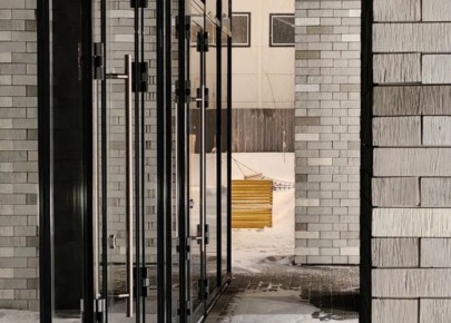 «Страшно жить просто». Тюменцы жалуются на банду подростков – они избили мужчину и поджигают двери