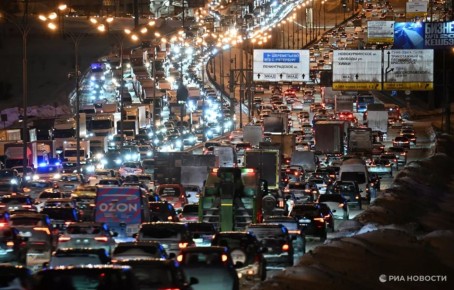 Водители Томской, Ленинградской и Оренбургской областей чаще других не пропускают перед собой машины, которые объезжают пробку и потом пытаются вклиниться обратно в поток, рассказали РИА Новости эксперты