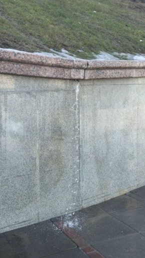 В Тюмени жители беспокоятся о повреждении плитки на набережной из-за талых вод