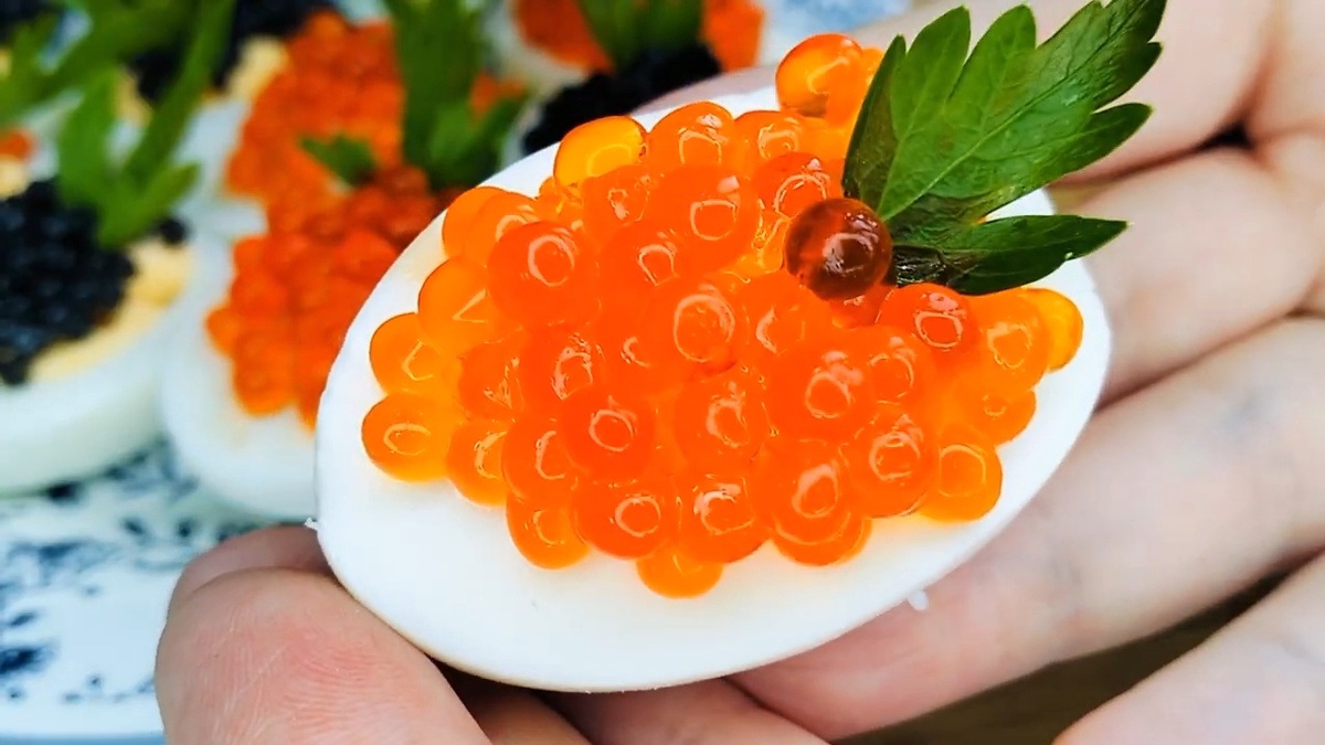 Фаршированные яйца с икрой: секреты идеального варения