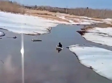 Принимал ванну в луже: подростка в большой Тюменской области поймали за интересным развлечением